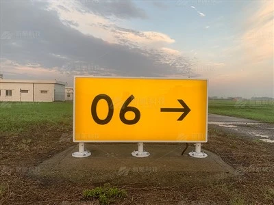 A gurulóút információs jele